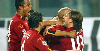 Un abbraccio tra i calciatori della Roma 2003/04